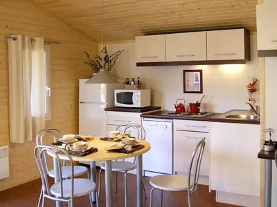 Cuisine ou kitchenette dans l'établissement Holiday Home Les Hameaux de Miel-Chalet 4 pers- by Interhome