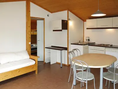 Cuisine ou kitchenette dans l'établissement Holiday Home Les Hameaux de Miel-Chalet 4 pers- by Interhome