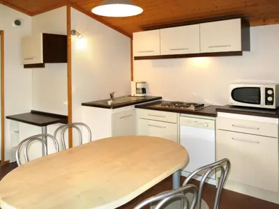 Cuisine ou kitchenette dans l'établissement Holiday Home Les Hameaux de Miel-Chalet 4 pers- by Interhome