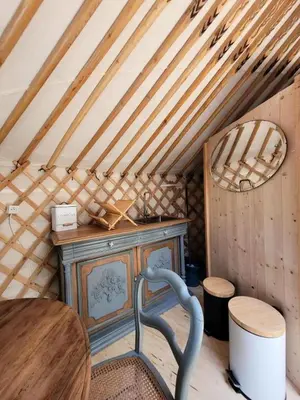 Coin salon dans l'établissement Gîte de France La yourte joulebois - Gîte de France 2 personnes MAE-6961