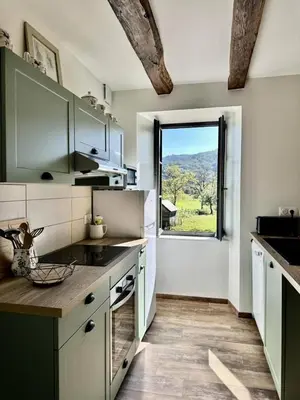 Cuisine ou kitchenette dans l'établissement Gîte de France Chez le bassot 3 épis - Gîte de France 6 personnes MAE-1461