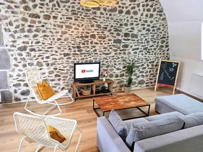 Télévision ou salle de divertissement dans l'établissement NEW - Gite Chez Magalie à 5mn de la Bourboule