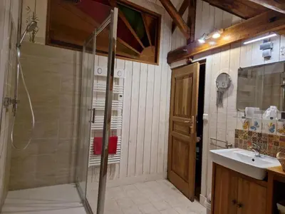Salle de bains dans l'établissement La bichonelle-chevrefeuille