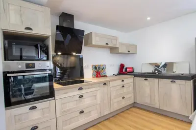 Cuisine ou kitchenette dans l'établissement La maison de pierre