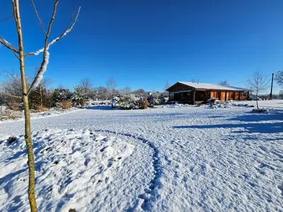 L'établissement Chalet au cœur d'un magnifique parc arboré - Limousin-Country chalet en hiver