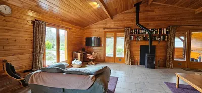 Télévision ou salle de divertissement dans l'établissement Chalet au cœur d'un magnifique parc arboré - Limousin-Country chalet