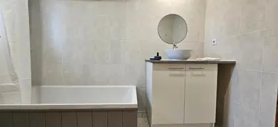 Salle de bains dans l'établissement Chalet au cœur d'un magnifique parc arboré - Limousin-Country chalet