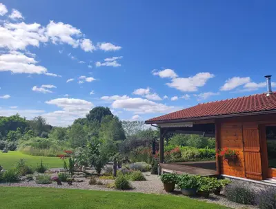 Jardin de l'établissement Chalet au cœur d'un magnifique parc arboré - Limousin-Country chalet