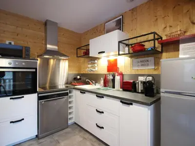 Cuisine ou kitchenette dans l'établissement Chalet moderne 8 pers au Mont-Dore, terrasse et parking - FR-1-608-281