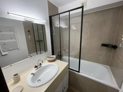 Salle de bains dans l'établissement Studio en station, au pied des pistes, balcon Sud-Est - FR-1-787-110
