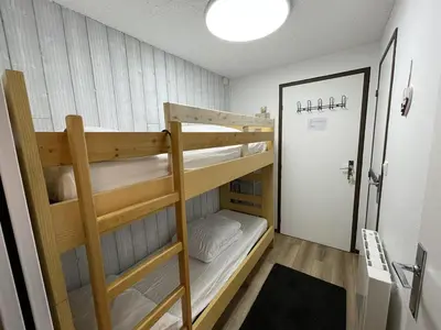 Un ou plusieurs lits dans un hébergement de l'établissement Studio en station, au pied des pistes, balcon Sud-Est - FR-1-787-110
