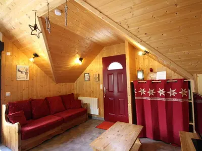 Coin salon dans l'établissement Chalet cosy pour 10 pers., terrasse spacieuse, animaux acceptés - FR-1-608-280