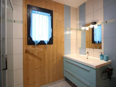 Salle de bains dans l'établissement Chalet cosy pour 10 pers., terrasse spacieuse, animaux acceptés - FR-1-608-280
