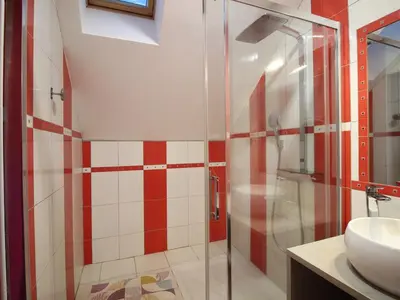 Salle de bains dans l'établissement Chalet cosy pour 10 pers., terrasse spacieuse, animaux acceptés - FR-1-608-280