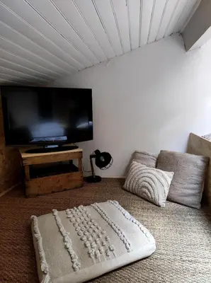Télévision ou salle de divertissement dans l'établissement La cachette des volcans