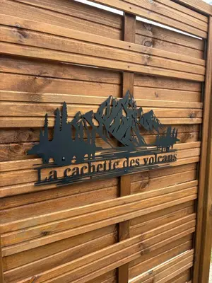 Certificat, récompense, panneau ou autre document affiché dans l'établissement La cachette des volcans