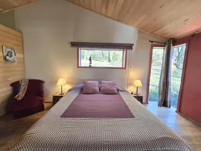 Un ou plusieurs lits dans un hébergement de l'établissement Maison bois avec piscine privée et Wifi, animaux admis - FR-1-616-447