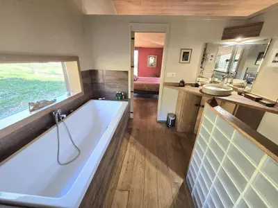 Salle de bains dans l'établissement Maison bois avec piscine privée et Wifi, animaux admis - FR-1-616-447