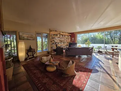 Coin salon dans l'établissement Maison bois avec piscine privée et Wifi, animaux admis - FR-1-616-447
