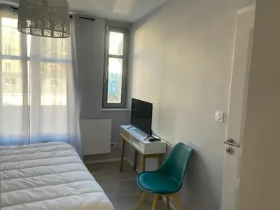 Télévision ou salle de divertissement dans l'établissement Appartement T2 au centre, Wi-Fi, 4 pers, proche thermes - FR-1-608-282