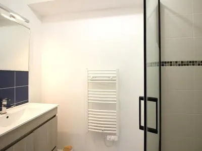 Salle de bains dans l'établissement Appartement T2 au centre, Wi-Fi, 4 pers, proche thermes - FR-1-608-282