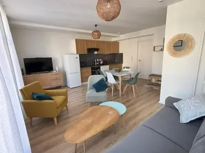 Cuisine ou kitchenette dans l'établissement Appartement T2 au centre, Wi-Fi, 4 pers, proche thermes - FR-1-608-282