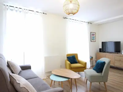Télévision ou salle de divertissement dans l'établissement Appartement T2 au centre, Wi-Fi, 4 pers, proche thermes - FR-1-608-282