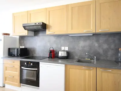Cuisine ou kitchenette dans l'établissement Appartement T2 au centre, Wi-Fi, 4 pers, proche thermes - FR-1-608-282