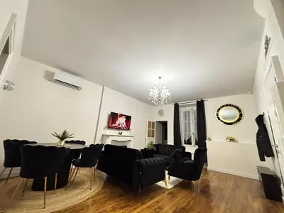 Télévision ou salle de divertissement dans l'établissement Appartement 1 Climatisé Séjour inoubliable,détente,bain-bulle,un coin de paradis ainsi qu'une terrasse au rdc