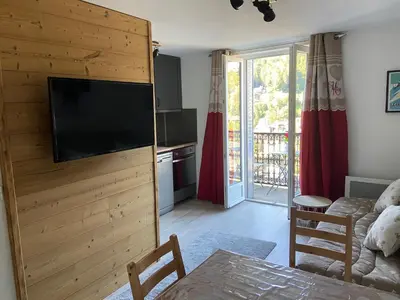 Télévision ou salle de divertissement dans l'établissement Appartement centre ville avec balcon