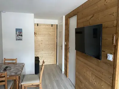 Télévision ou salle de divertissement dans l'établissement Appartement centre ville avec balcon
