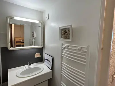 Salle de bains dans l'établissement Studio confortable pour 5 personnes au pied des pistes de Super Besse - FR-1-814-3