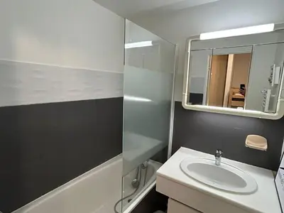 Salle de bains dans l'établissement Studio confortable pour 5 personnes au pied des pistes de Super Besse - FR-1-814-3