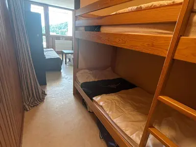 Un ou plusieurs lits dans un hébergement de l'établissement Charmant Studio au Centre de Super Besse pour 2-4 Pers. - FR-1-814-4