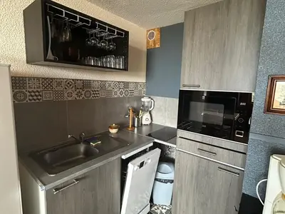 Cuisine ou kitchenette dans l'établissement Charmant Studio au Centre de Super Besse pour 2-4 Pers. - FR-1-814-4