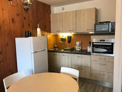 Cuisine ou kitchenette dans l'établissement Appartement central à Super Besse, 2 chambres, proche pistes - FR-1-814-11