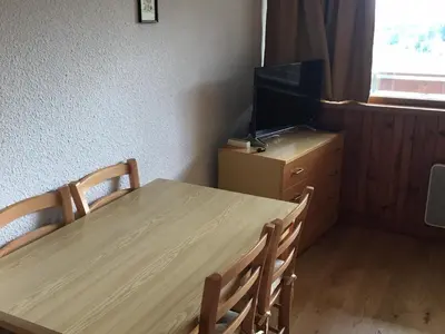 Télévision ou salle de divertissement dans l'établissement Studio rénové au cœur de la station proche pistes et lac - FR-1-814-18