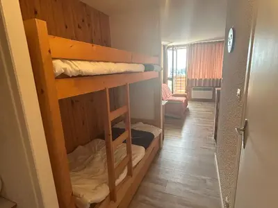 Un ou plusieurs lits dans un hébergement de l'établissement Studio au Cœur de Super Besse avec Balcon Sud et Parking - FR-1-814-19