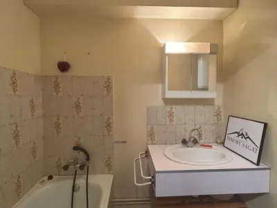 Salle de bains dans l'établissement Studio au Cœur de Super Besse avec Balcon Sud et Parking - FR-1-814-19