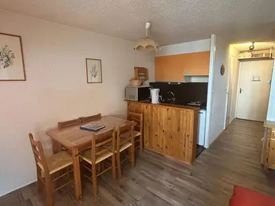 Cuisine ou kitchenette dans l'établissement Studio au Cœur de Super Besse avec Balcon Sud et Parking - FR-1-814-19