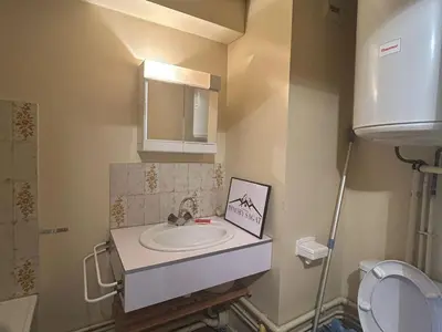 Salle de bains dans l'établissement Studio au Cœur de Super Besse avec Balcon Sud et Parking - FR-1-814-19