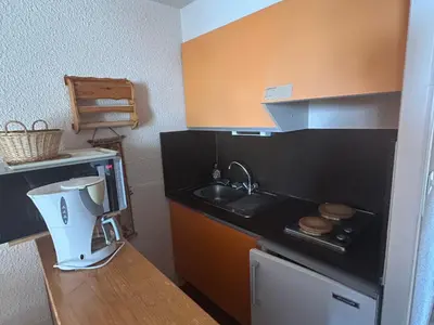 Cuisine ou kitchenette dans l'établissement Studio au Cœur de Super Besse avec Balcon Sud et Parking - FR-1-814-19