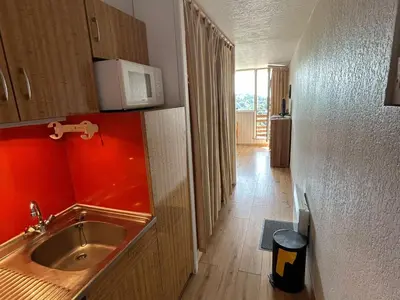 Cuisine ou kitchenette dans l'établissement Studio à Super Besse au pied des pistes - FR-1-814-27