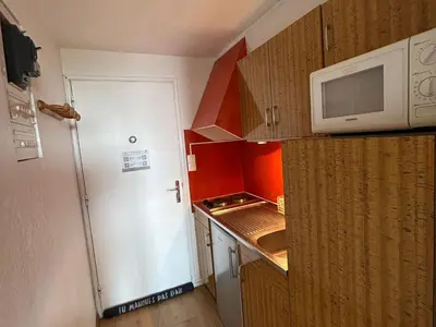 Cuisine ou kitchenette dans l'établissement Studio à Super Besse au pied des pistes - FR-1-814-27