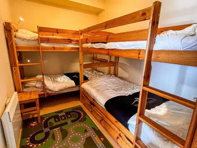 Un ou plusieurs lits dans un hébergement de l'établissement Appartement 6 pers, Wi-Fi, proche pistes ski, garage privé, vue lac et montagnes - FR-1-814-24