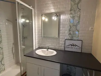 Salle de bains dans l'établissement Spacieux Appartement au Pied des Pistes - FR-1-814-21