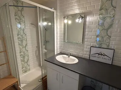 Salle de bains dans l'établissement Spacieux Appartement au Pied des Pistes - FR-1-814-21
