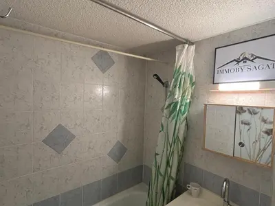 Salle de bains dans l'établissement Studio cabine 4 pers, centre station, WIFI - FR-1-814-23