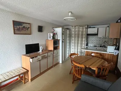 Cuisine ou kitchenette dans l'établissement Studio cabine 4 pers, centre station, WIFI - FR-1-814-23