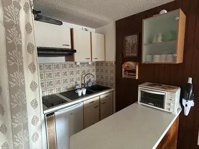 Cuisine ou kitchenette dans l'établissement Studio cabine 4 pers, centre station, WIFI - FR-1-814-23